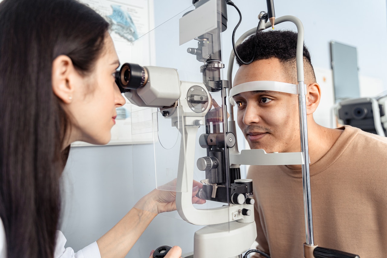 Czy soczewki kontakowe są bezpieczne dla oka ?