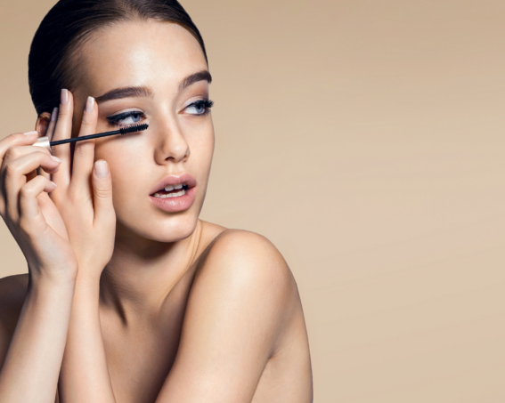 Makijaż cut crease krok po kroku – jak wykonać modny makijaż oka?